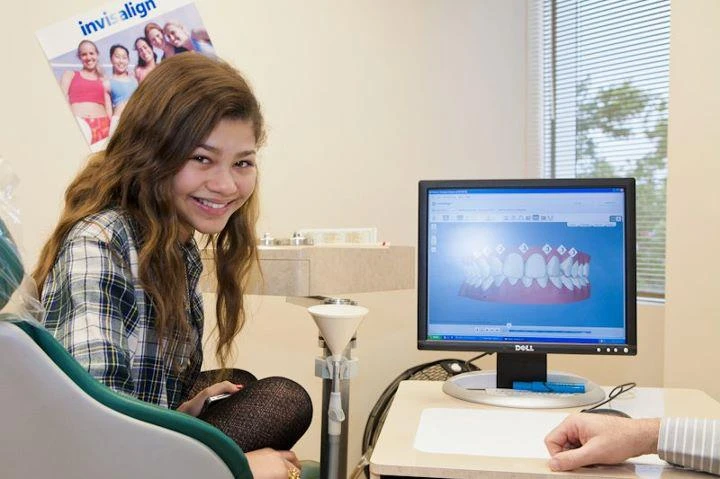Zendaya usando Invisalign