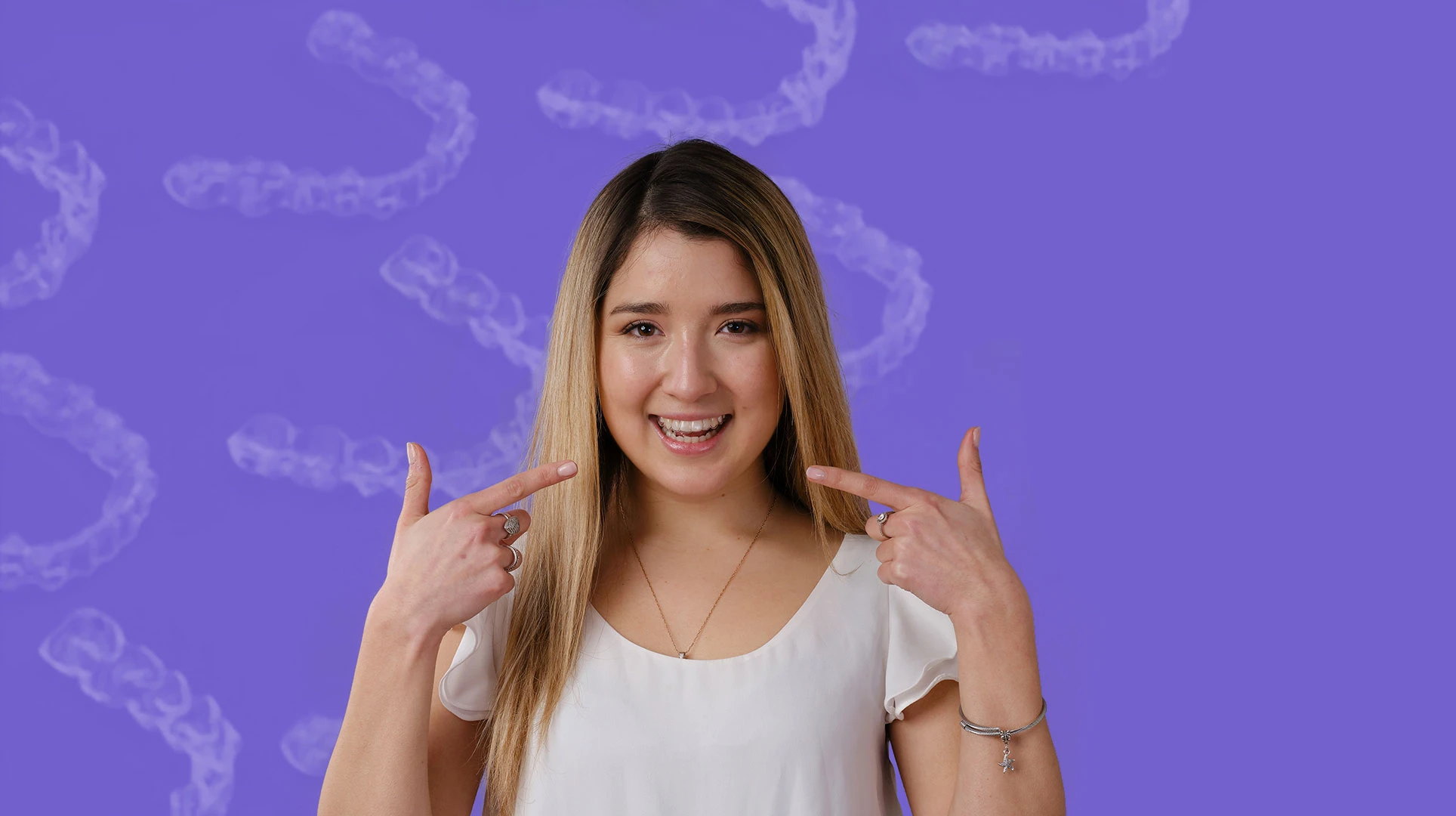 mujer mostrando su nueva sonrisa